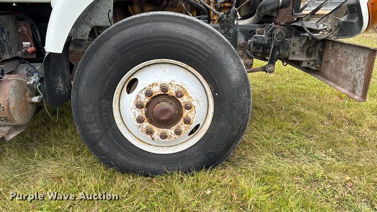 image for item EA2019 1999 International 2674 vacuum truck