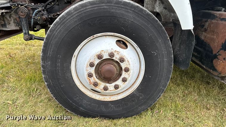 image for item EA2019 1999 International 2674 vacuum truck