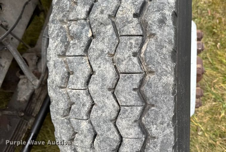 image for item EA2019 1999 International 2674 vacuum truck