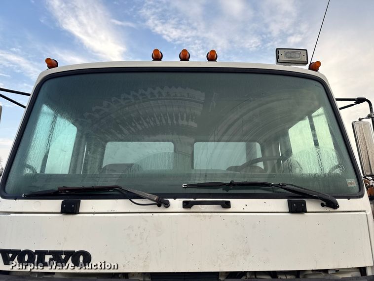 image for item EA2108 1993 Volvo FE box truck