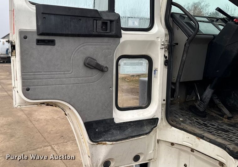 image for item EA2108 1993 Volvo FE box truck