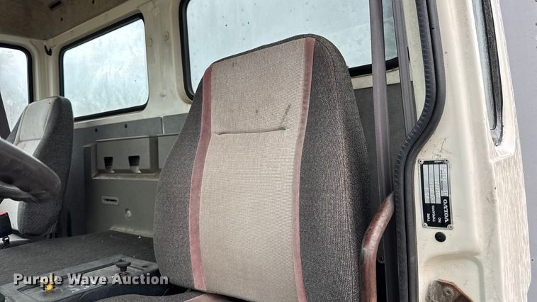 image for item EA2108 1993 Volvo FE box truck