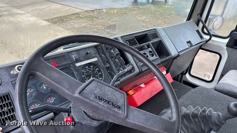 image for item EA2108 1993 Volvo FE box truck