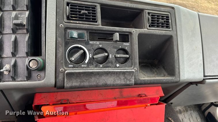 image for item EA2108 1993 Volvo FE box truck