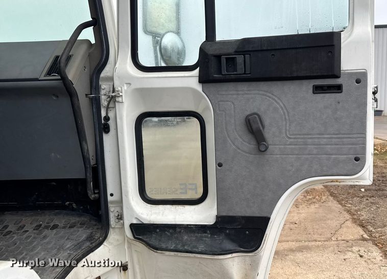 image for item EA2108 1993 Volvo FE box truck