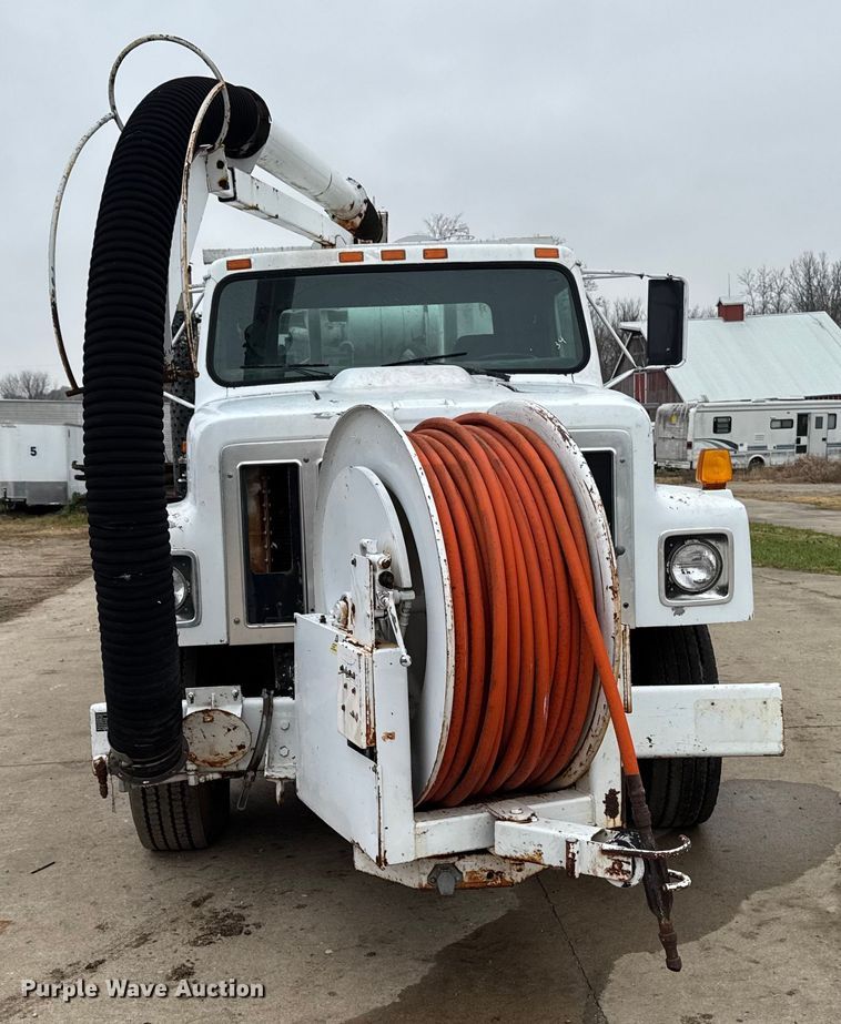image for item EA2118 1990 International F2574 vacuum truck