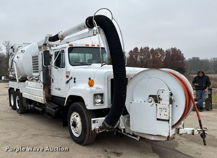 image for item EA2118 1990 International F2574 vacuum truck