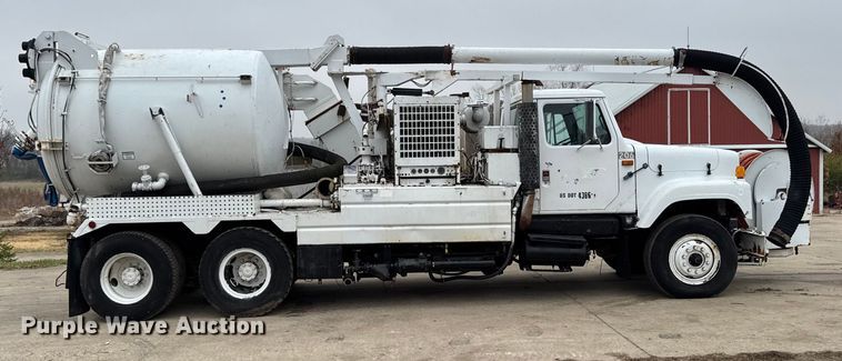 image for item EA2118 1990 International F2574 vacuum truck