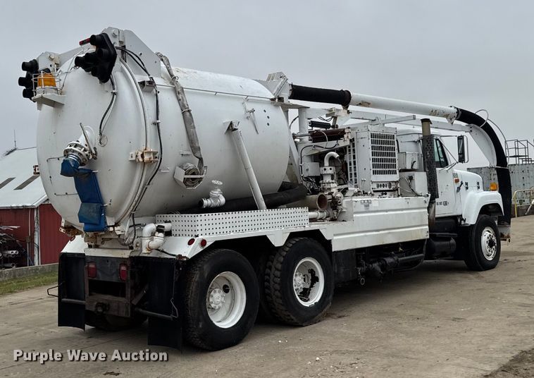image for item EA2118 1990 International F2574 vacuum truck