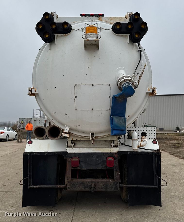 image for item EA2118 1990 International F2574 vacuum truck