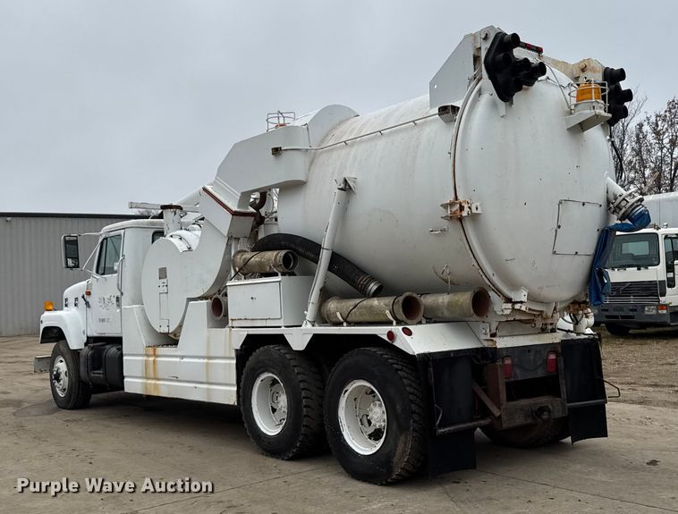image for item EA2118 1990 International F2574 vacuum truck