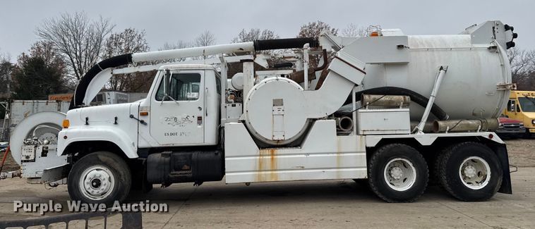 image for item EA2118 1990 International F2574 vacuum truck
