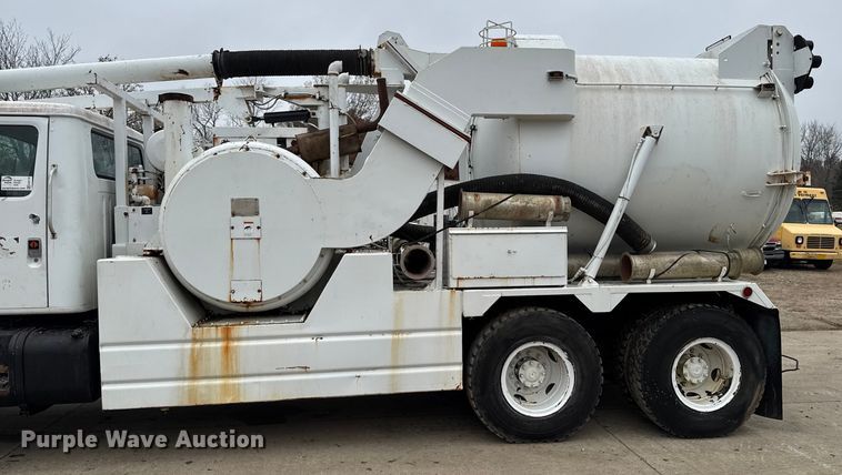 image for item EA2118 1990 International F2574 vacuum truck