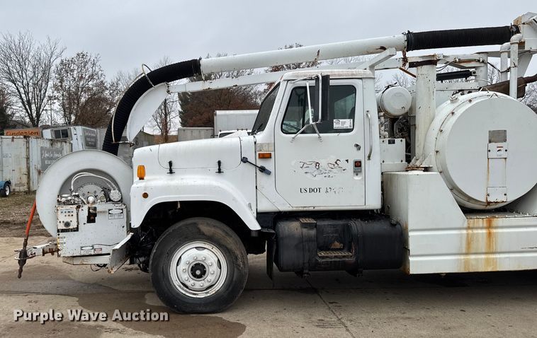 image for item EA2118 1990 International F2574 vacuum truck