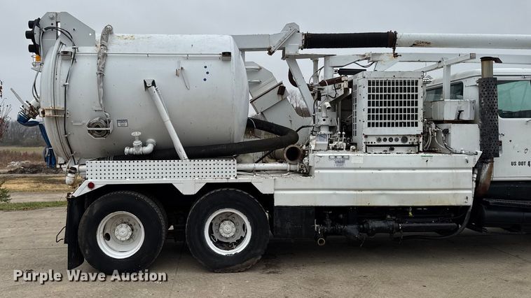 image for item EA2118 1990 International F2574 vacuum truck