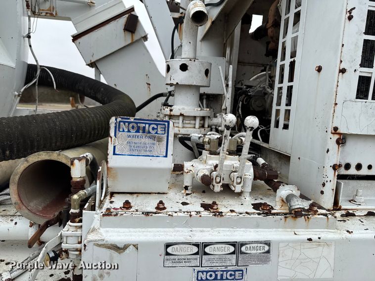 image for item EA2118 1990 International F2574 vacuum truck