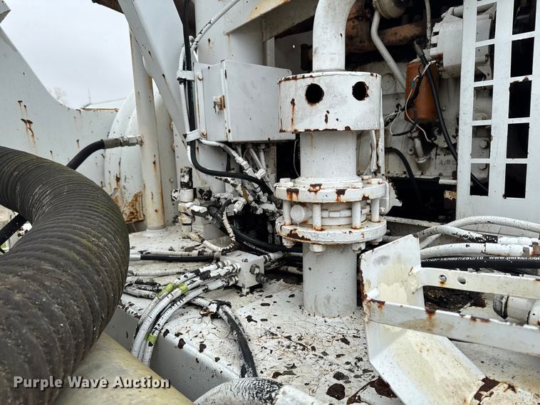 image for item EA2118 1990 International F2574 vacuum truck