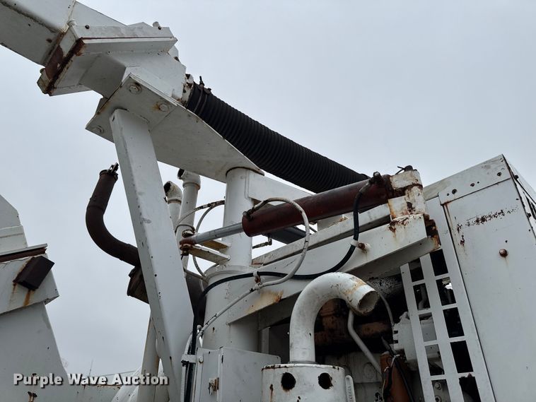 image for item EA2118 1990 International F2574 vacuum truck