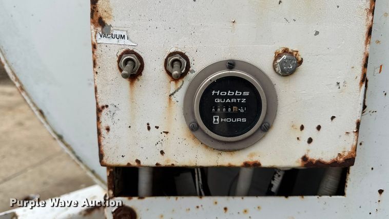 image for item EA2118 1990 International F2574 vacuum truck