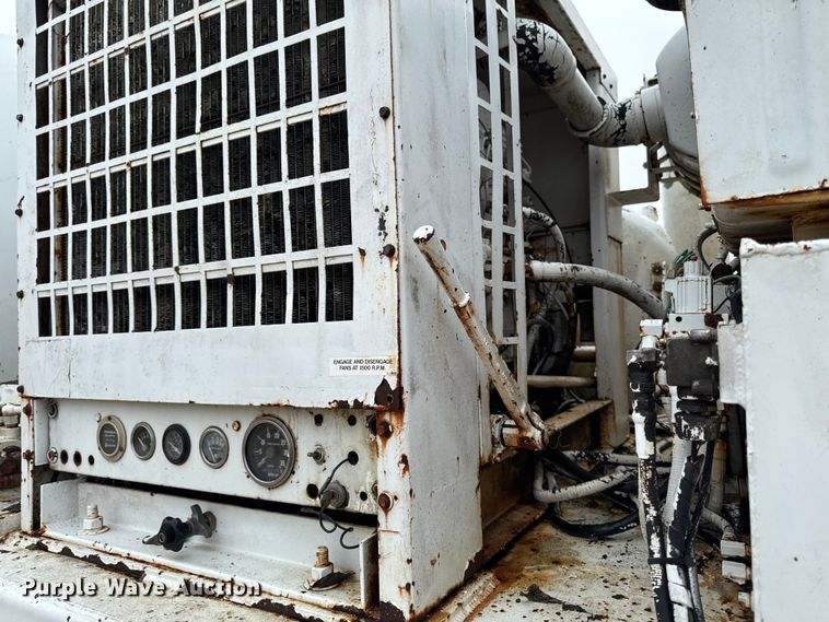 image for item EA2118 1990 International F2574 vacuum truck