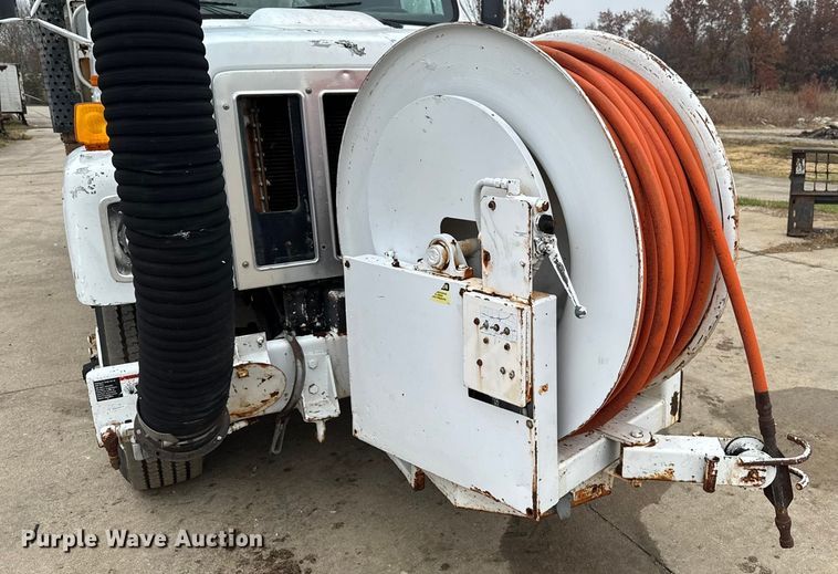 image for item EA2118 1990 International F2574 vacuum truck