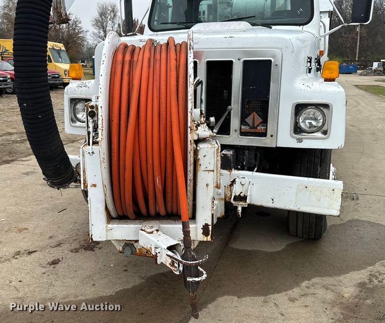 image for item EA2118 1990 International F2574 vacuum truck