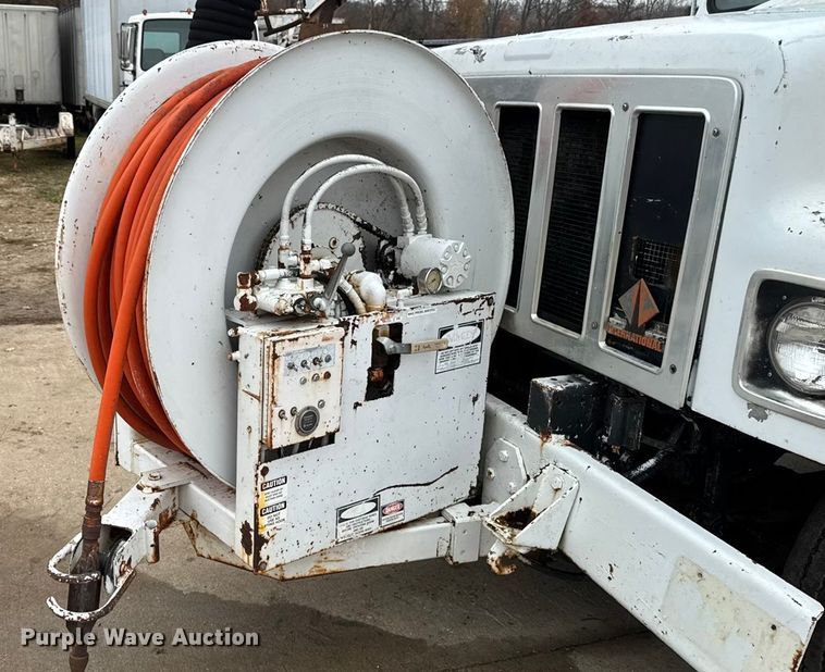 image for item EA2118 1990 International F2574 vacuum truck