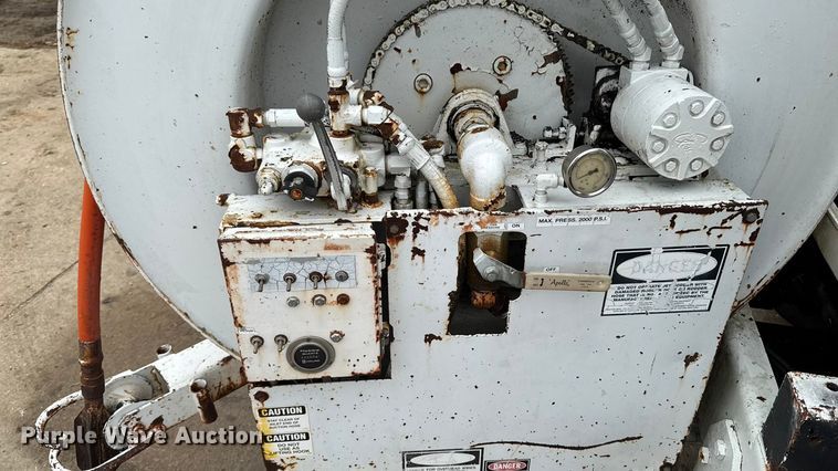 image for item EA2118 1990 International F2574 vacuum truck