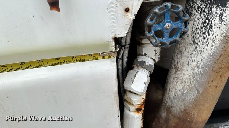 image for item EA2118 1990 International F2574 vacuum truck