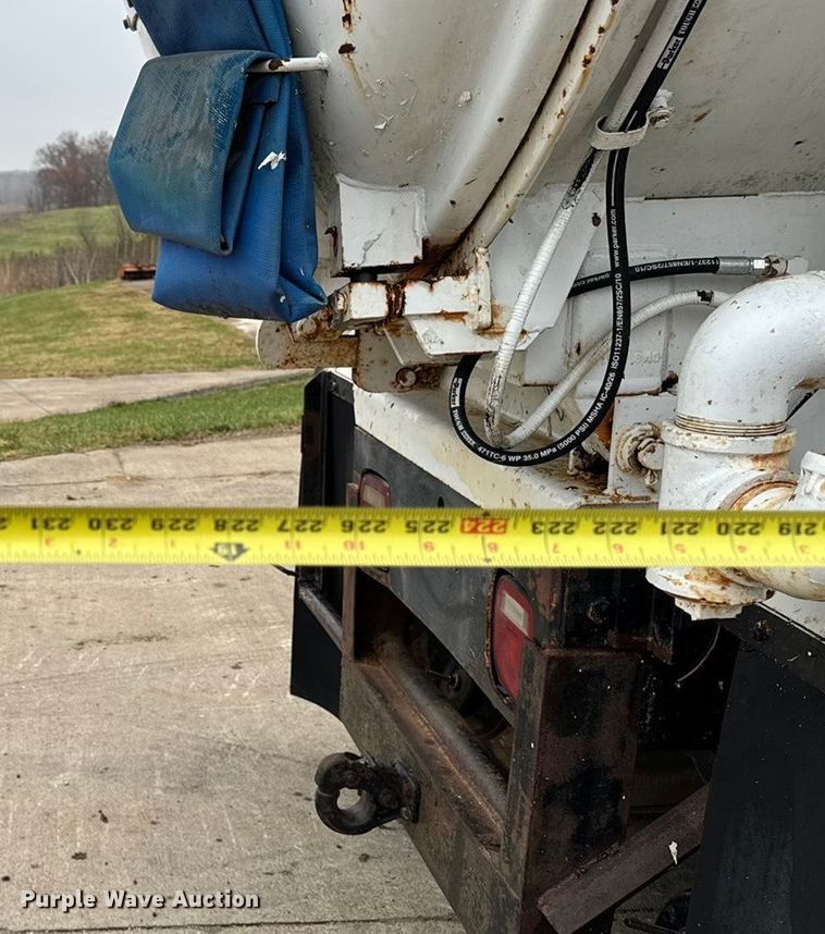 image for item EA2118 1990 International F2574 vacuum truck