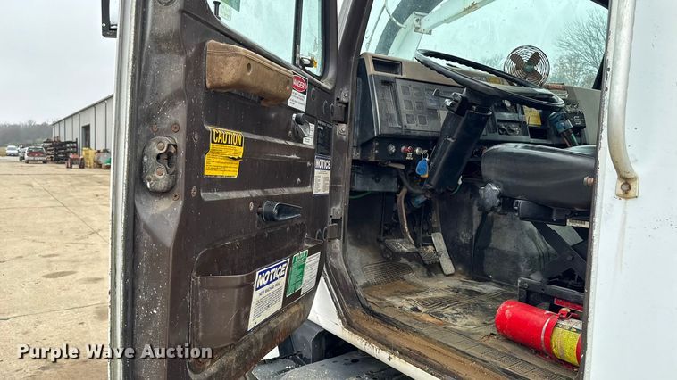 image for item EA2118 1990 International F2574 vacuum truck