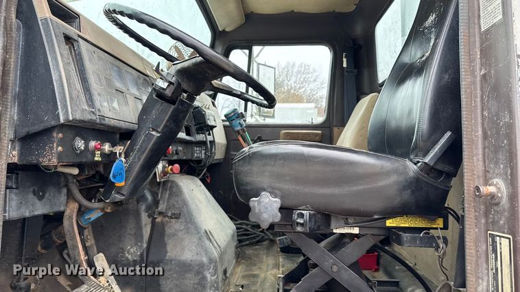 image for item EA2118 1990 International F2574 vacuum truck