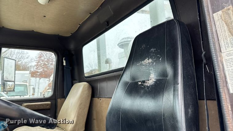 image for item EA2118 1990 International F2574 vacuum truck