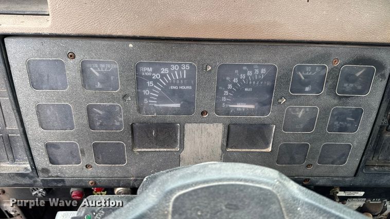 image for item EA2118 1990 International F2574 vacuum truck