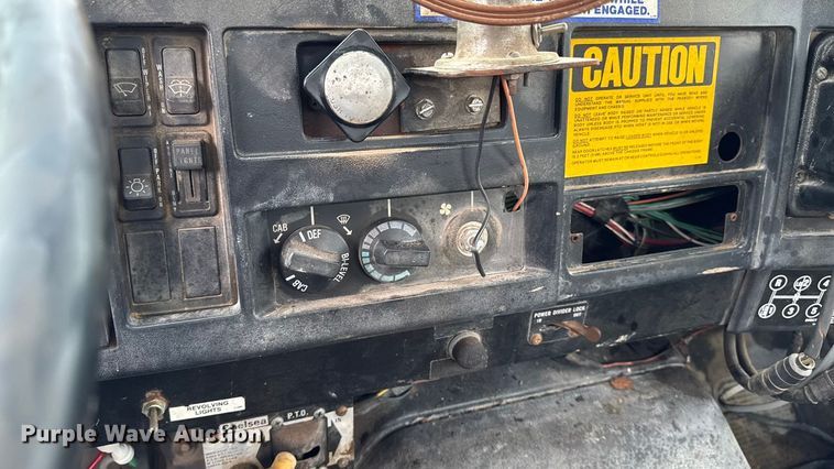 image for item EA2118 1990 International F2574 vacuum truck