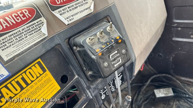 image for item EA2118 1990 International F2574 vacuum truck