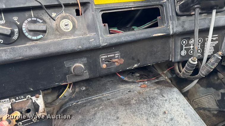 image for item EA2118 1990 International F2574 vacuum truck