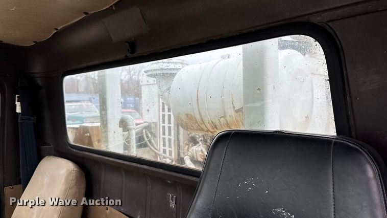 image for item EA2118 1990 International F2574 vacuum truck