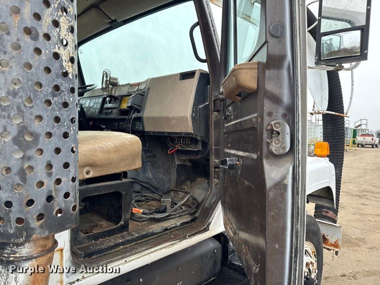 image for item EA2118 1990 International F2574 vacuum truck