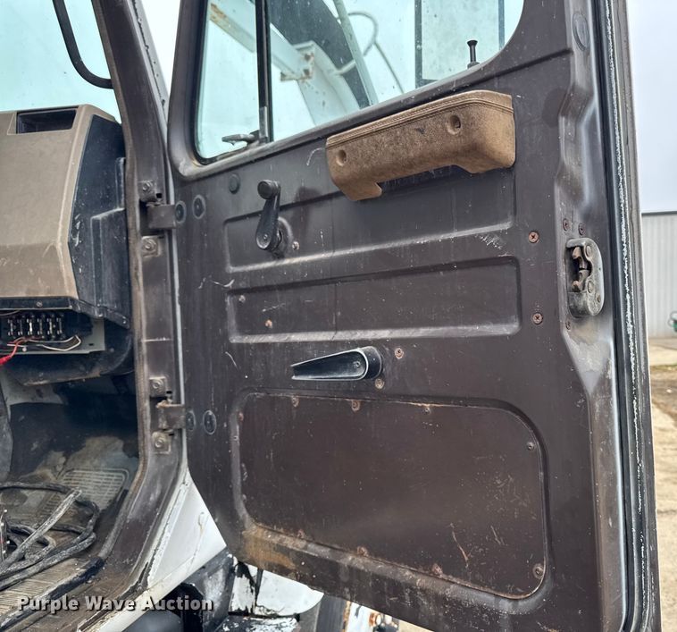 image for item EA2118 1990 International F2574 vacuum truck