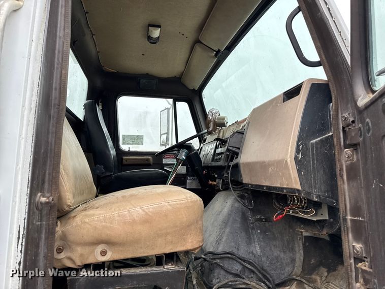 image for item EA2118 1990 International F2574 vacuum truck