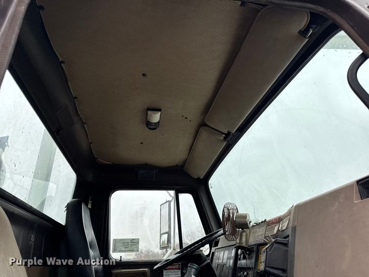 image for item EA2118 1990 International F2574 vacuum truck