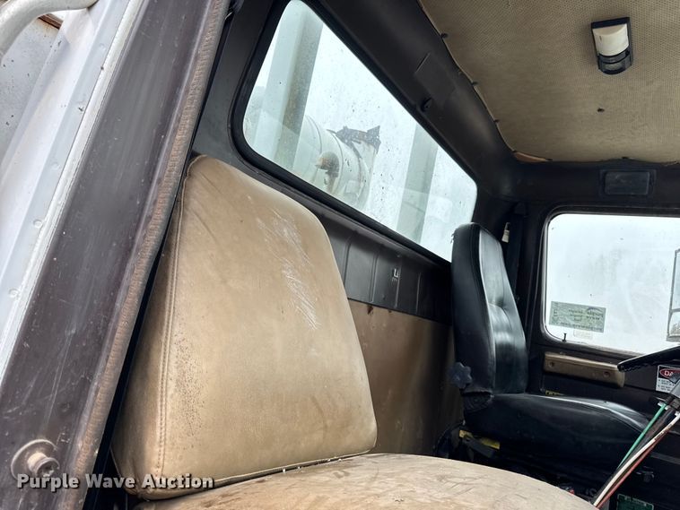 image for item EA2118 1990 International F2574 vacuum truck