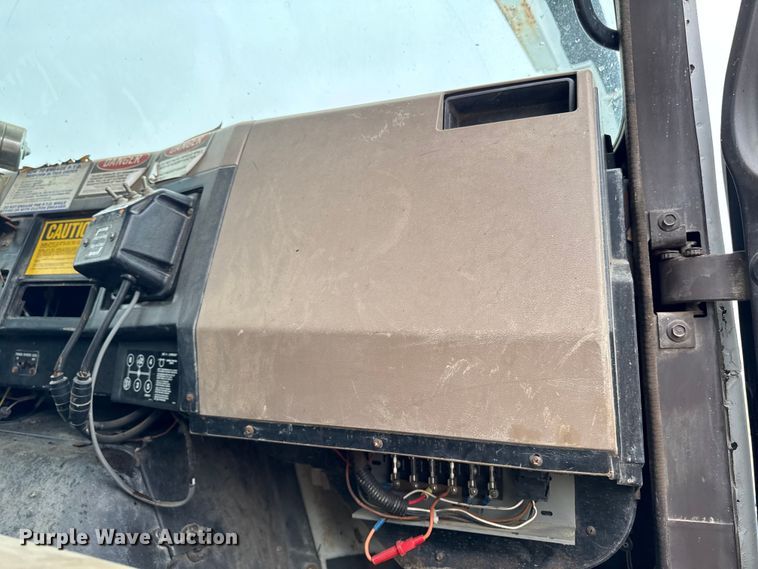 image for item EA2118 1990 International F2574 vacuum truck