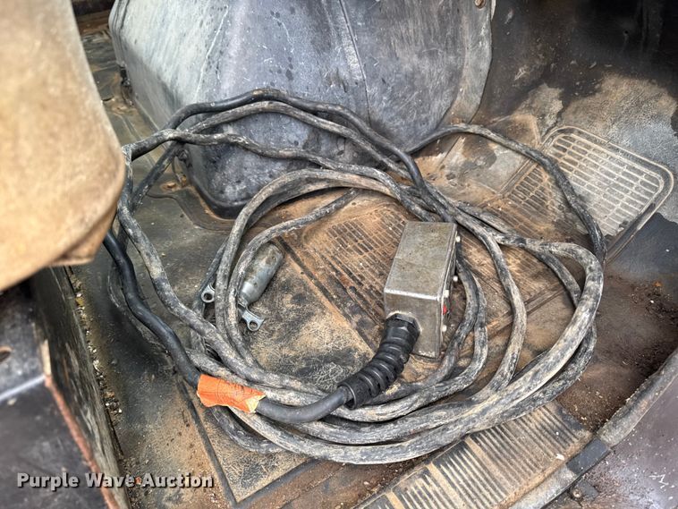 image for item EA2118 1990 International F2574 vacuum truck