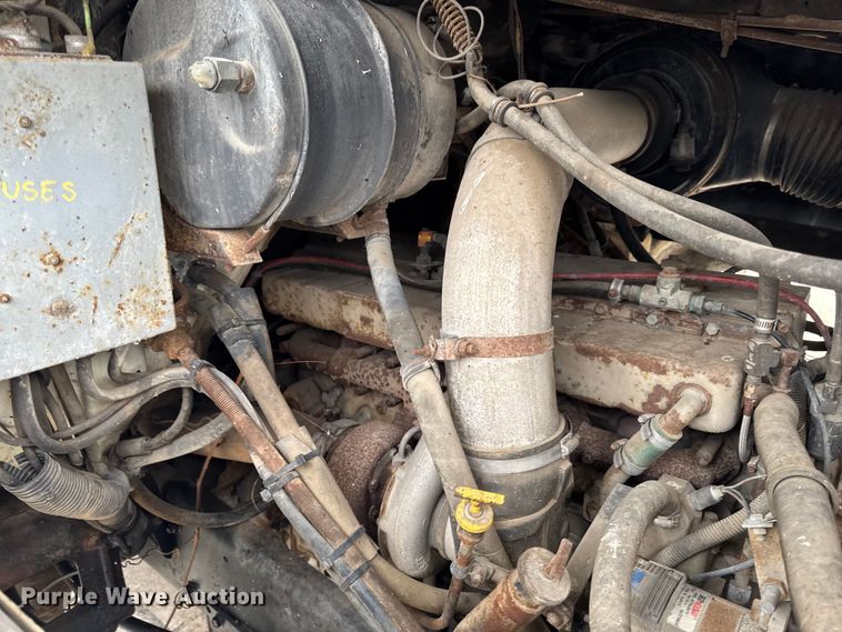 image for item EA2118 1990 International F2574 vacuum truck