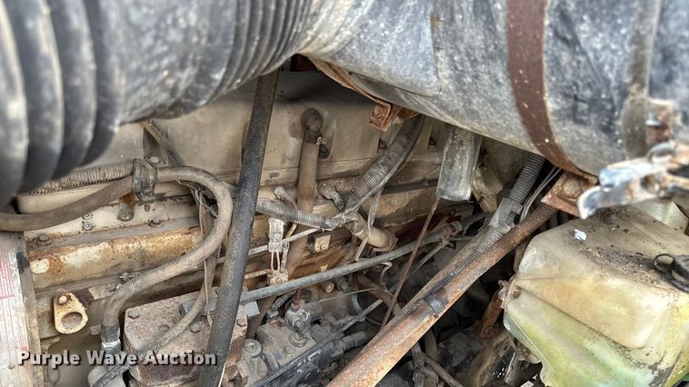 image for item EA2118 1990 International F2574 vacuum truck