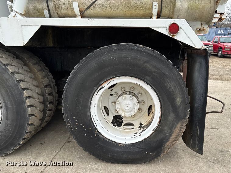 image for item EA2118 1990 International F2574 vacuum truck