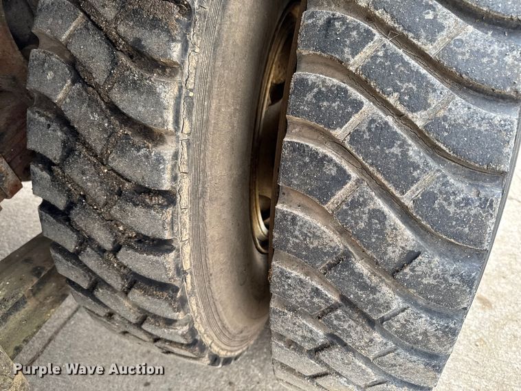 image for item EA2118 1990 International F2574 vacuum truck