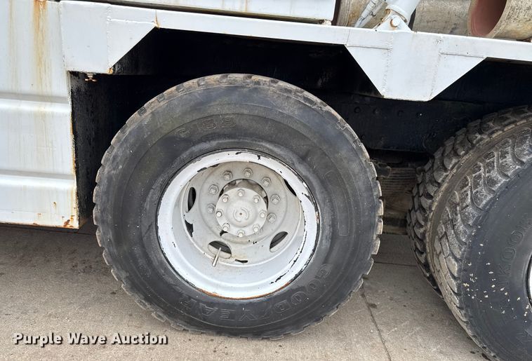 image for item EA2118 1990 International F2574 vacuum truck